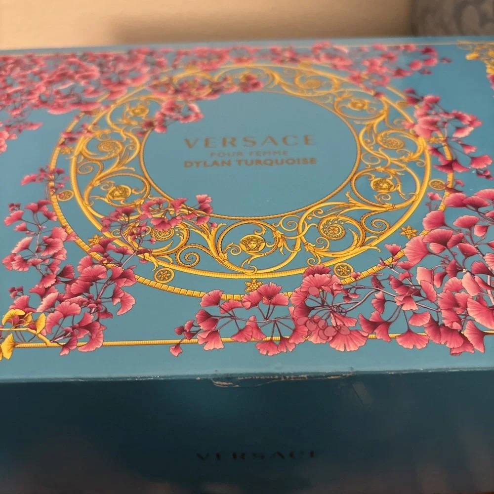 DYLAN TURQUOISE by Versace | Women's 4 Pcs Gift Set: 3.4+0.17 EDT+3.4 S.Gel+Body